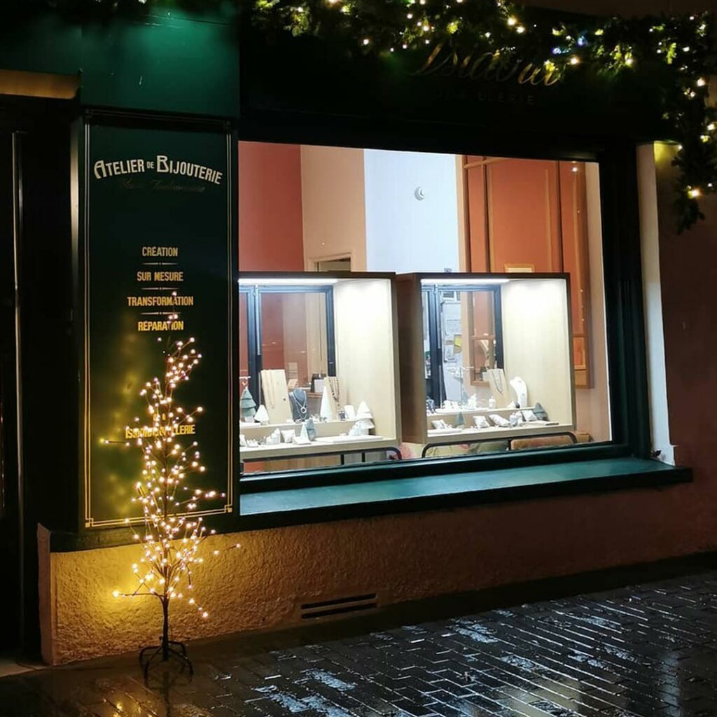 Architecture commerciale - Vitrine en métal noir et bois