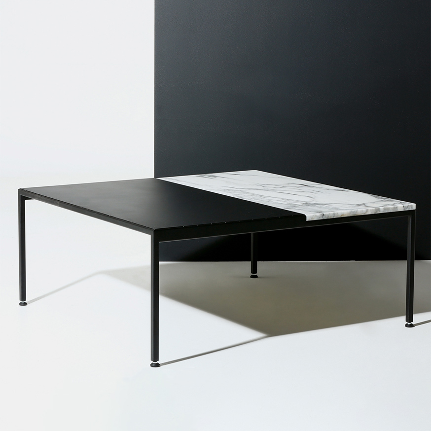 Mobilier design sur mesure - table basse en métal noir et marbre blanc